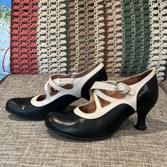 Black and white John Fluevog heels - 7.5 - Picture 4 of 12
